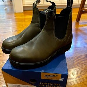 New Blundstone Chelsea Boots #2052. Green leather. Size 8 US, (5 AU)